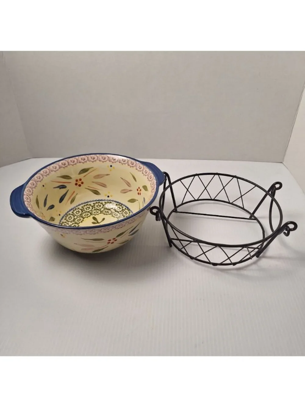 TEMP-TATIONS OLD WORLD 1.5 QUART PRESENTABLE OVENWARE BY TARA METAL STAND/BASKET